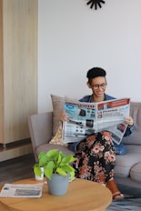 mujer inmigrante leyendo nuestras ultimas noticias