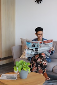 mujer inmigrante leyendo nuestras ultimas noticias