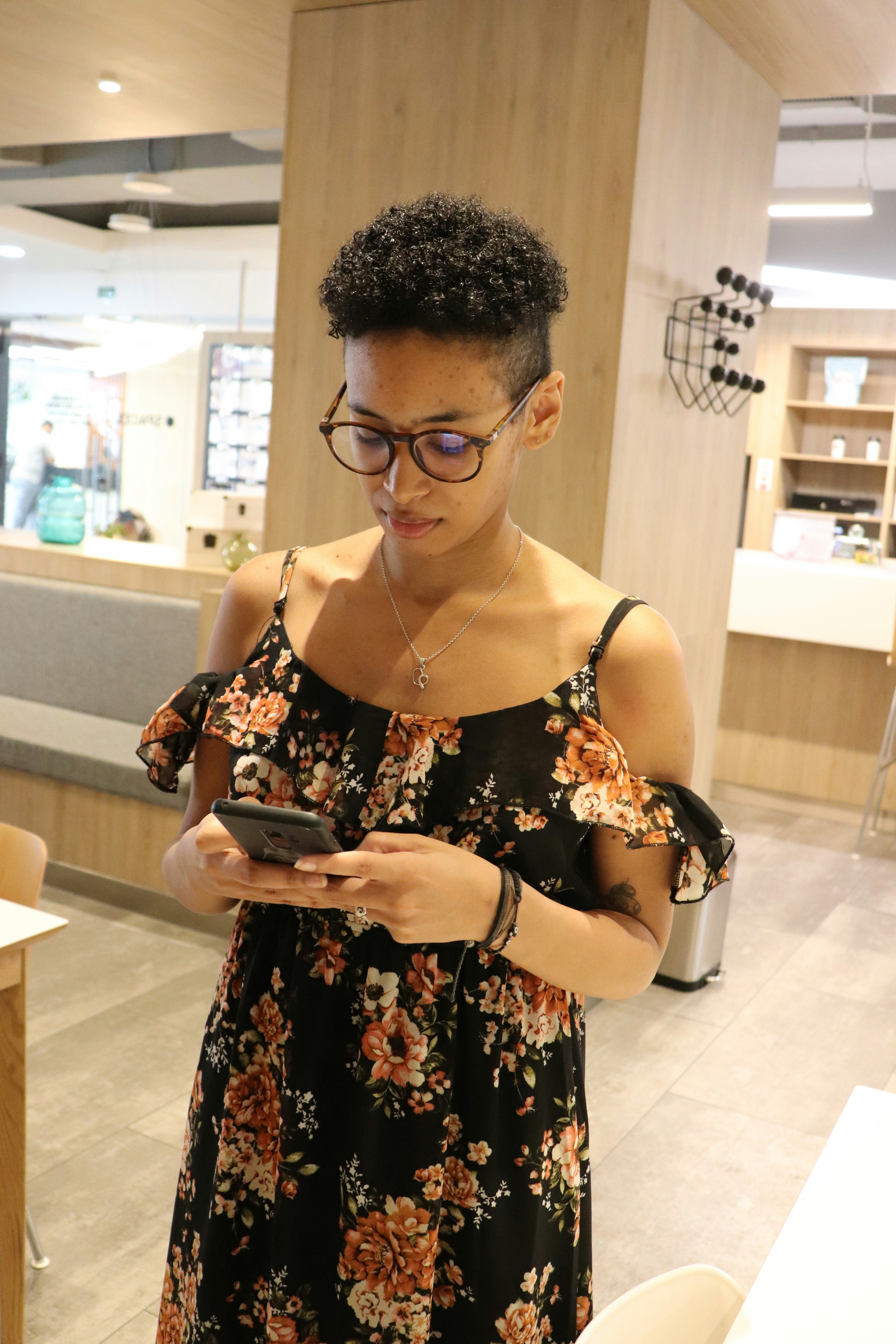 Eine Frau mit Brille