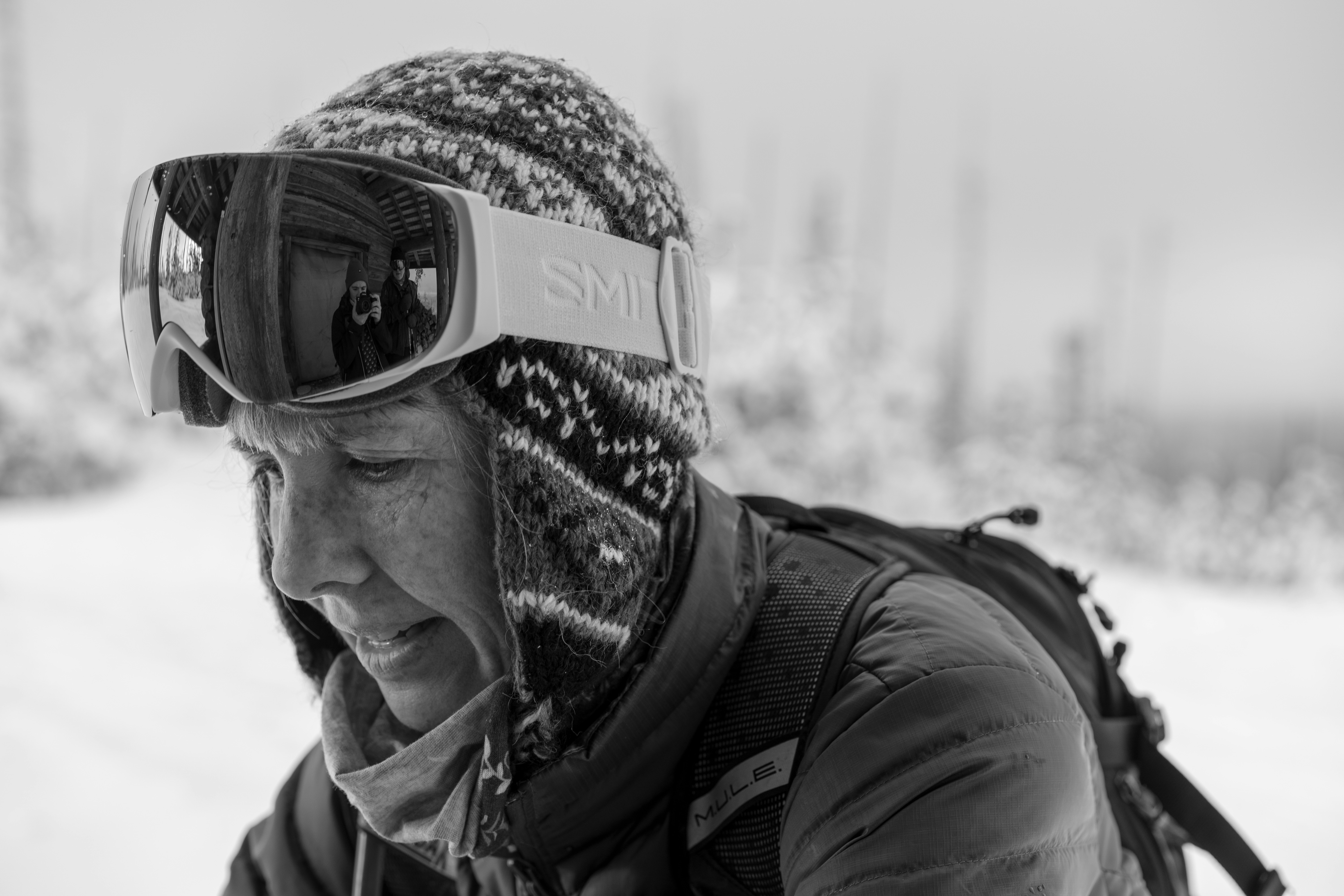Una persona con cappello e occhiali protettivi nella neve