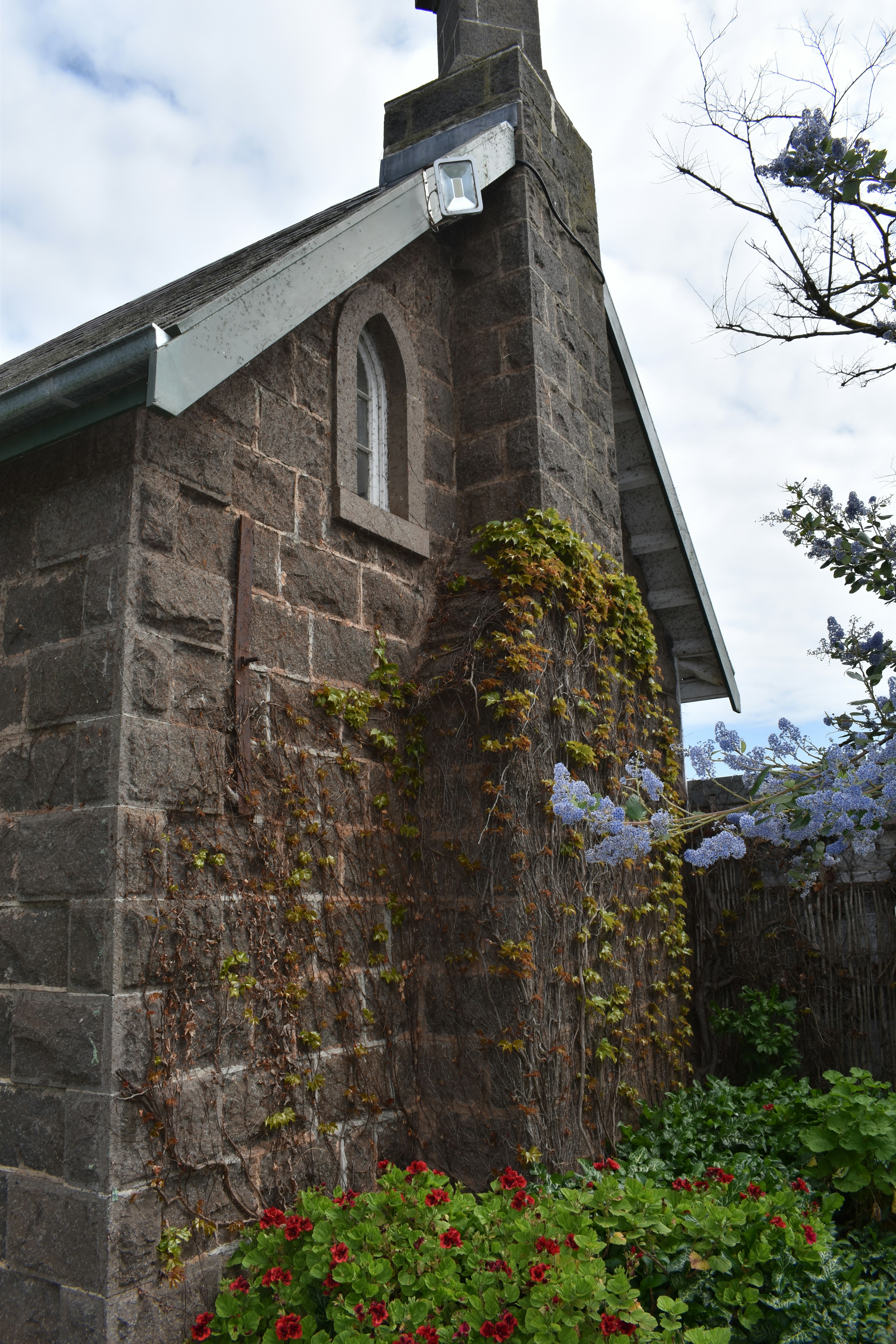 ein Steingebäude mit Turm