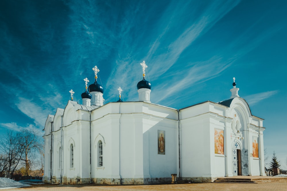 Un edificio blanco con estatuas en la parte superior