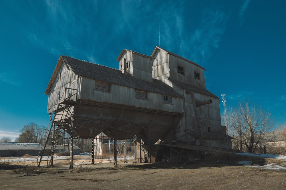 周囲にフェンスのある建物