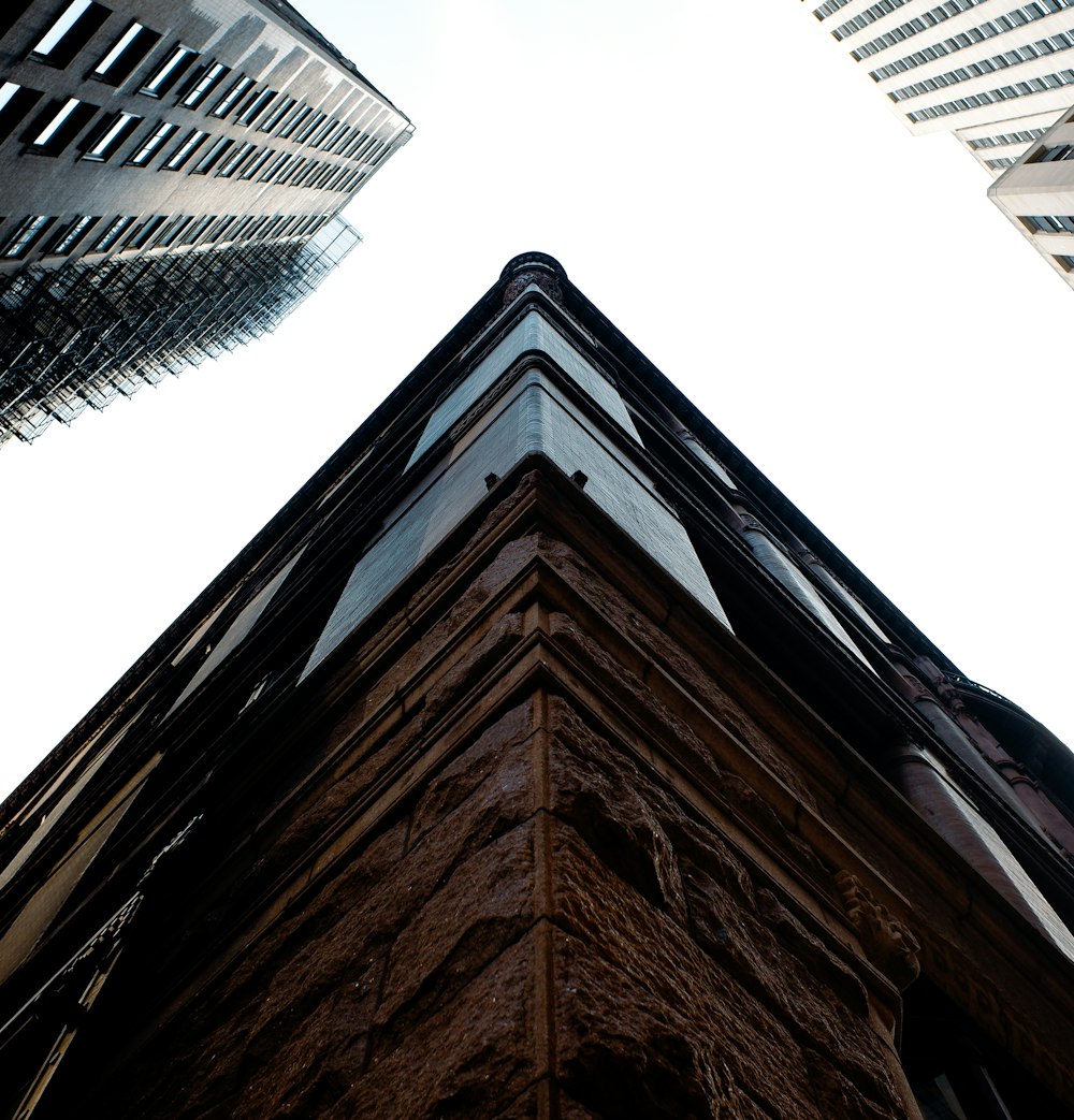 um edifício alto com uma torre alta