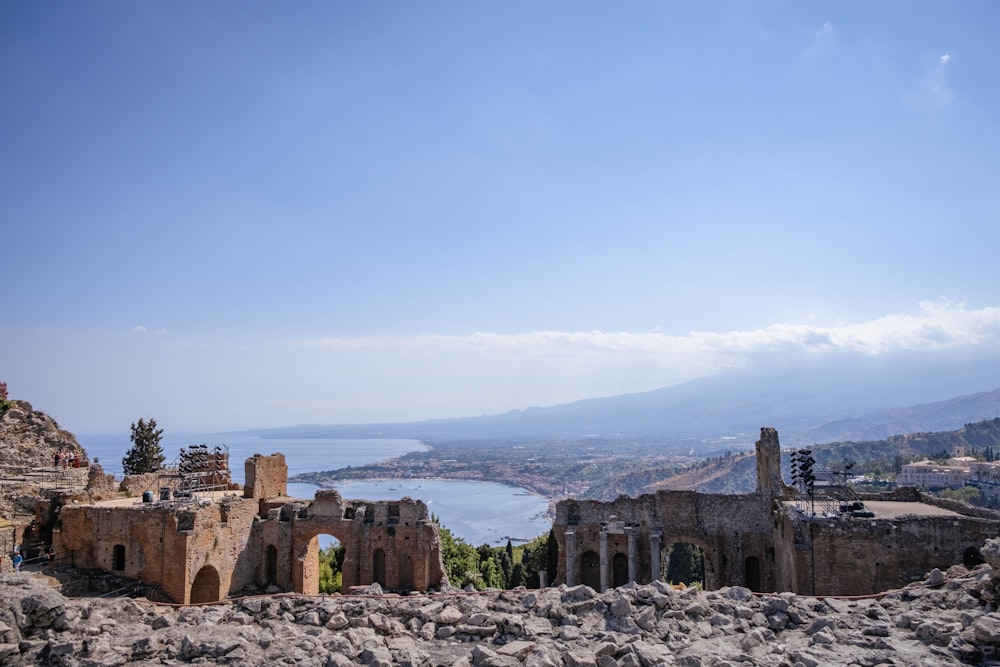 Un edificio in pietra su una collina rocciosa