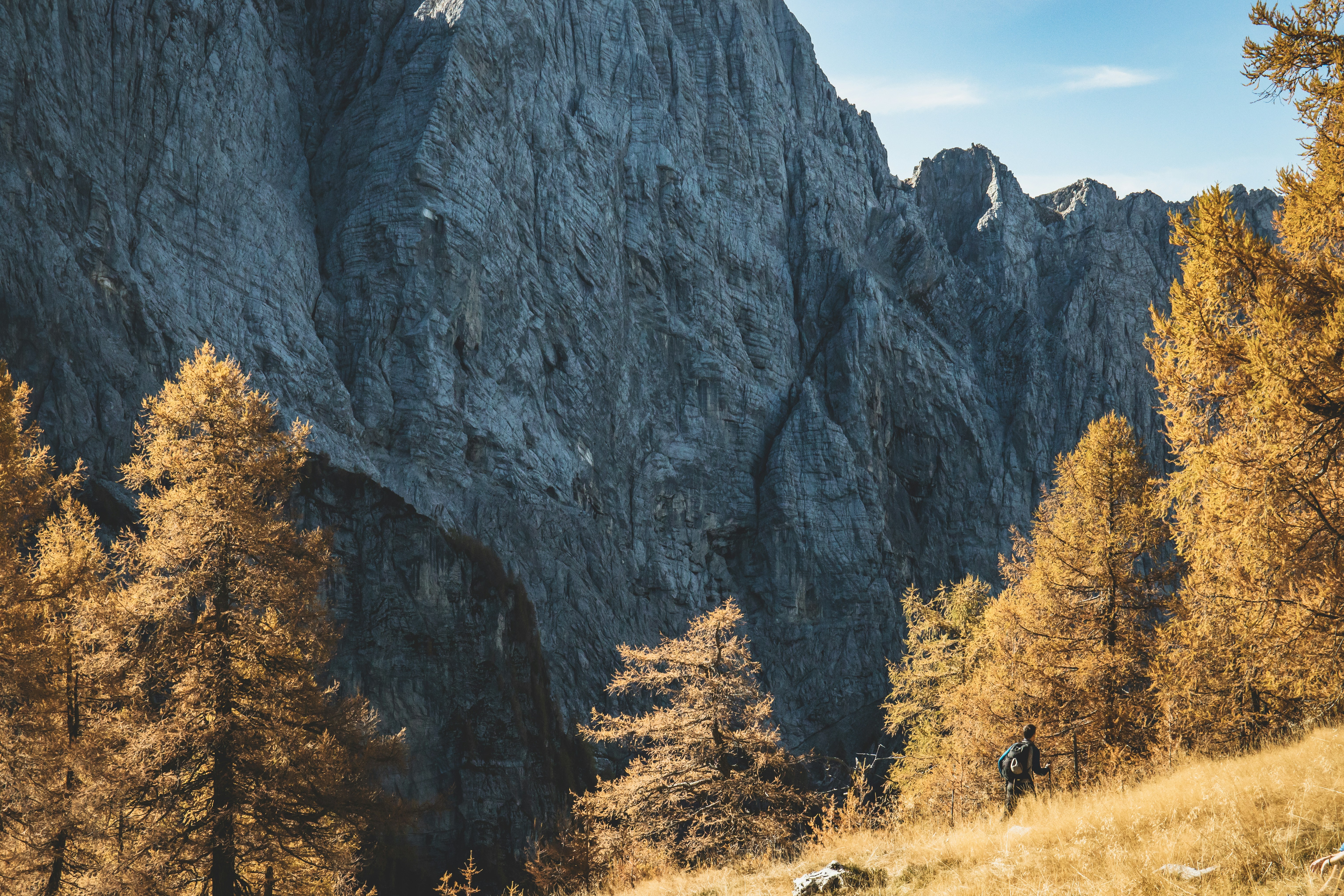 une personne faisant de la randonnée sur un sentier devant un gros rocher