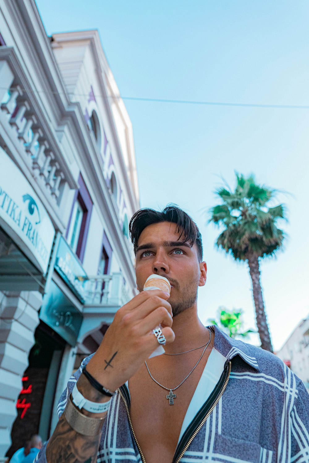 Un hombre comiendo un cono de helado