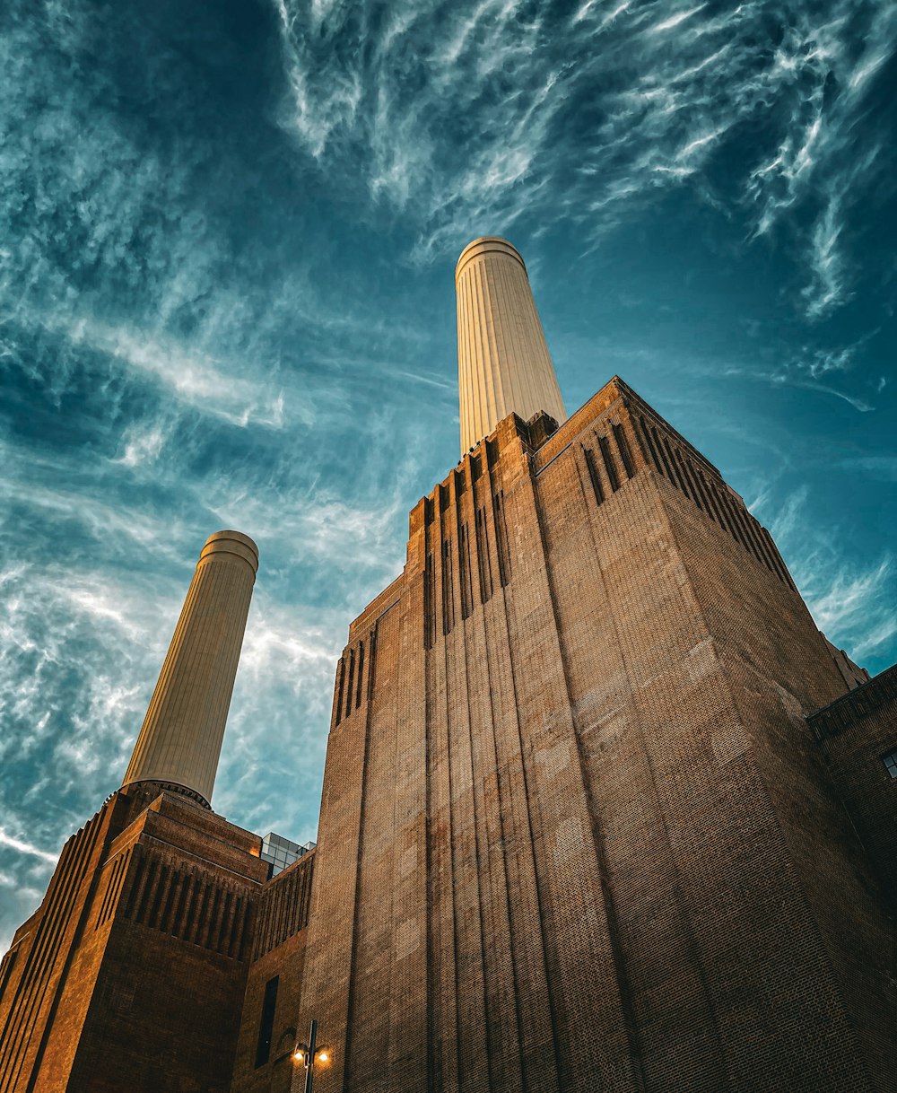 um par de edifícios altos