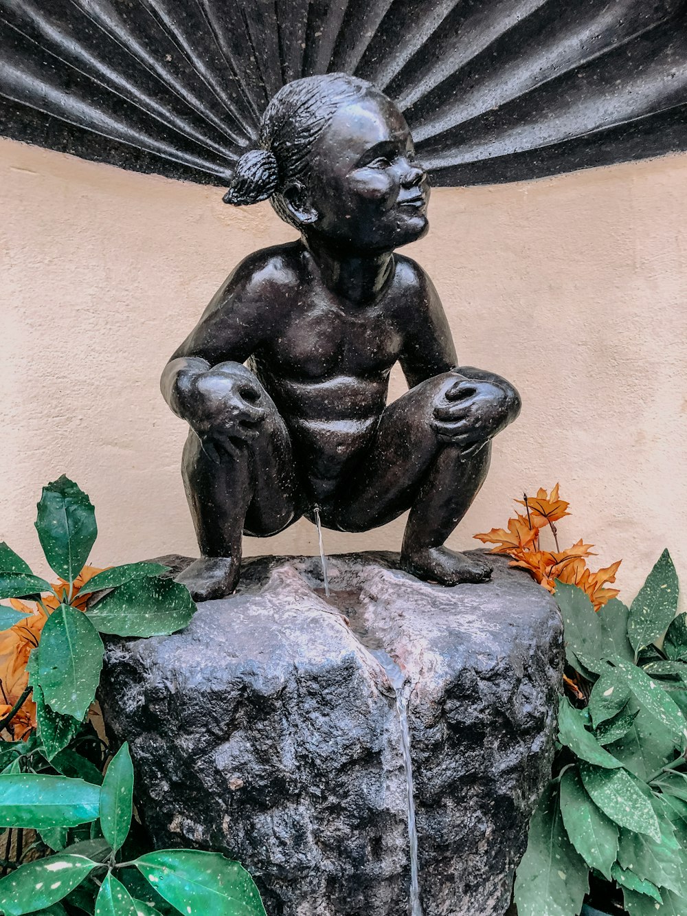 eine Statue eines Kindes, das ein Baby hält