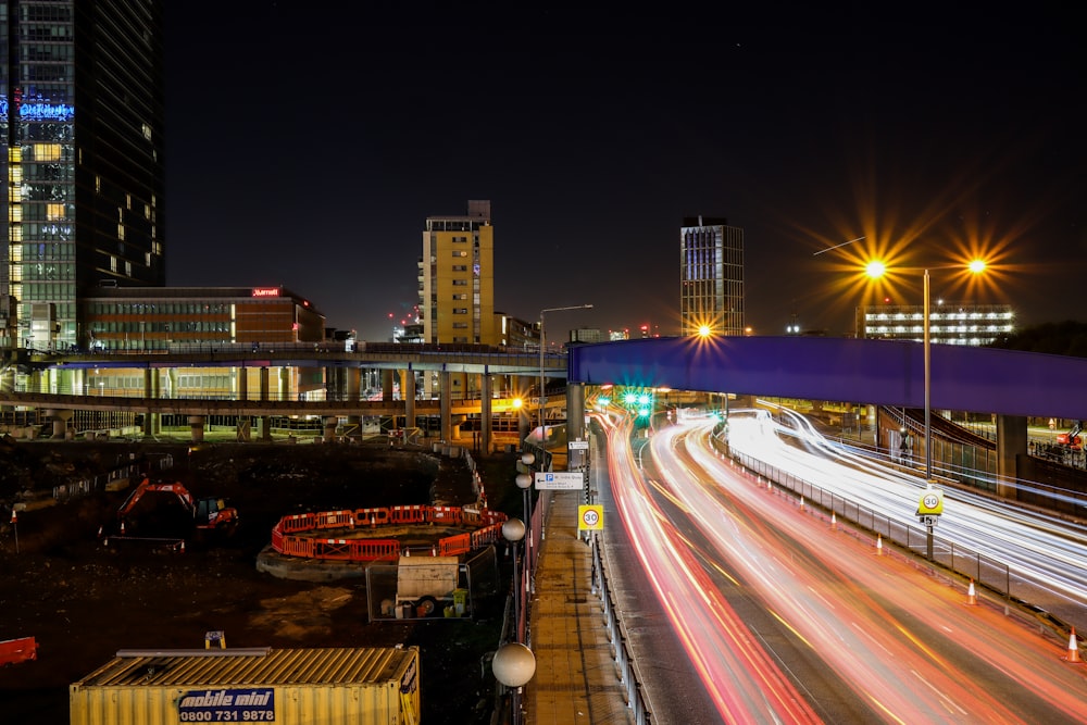 uma rua da cidade à noite