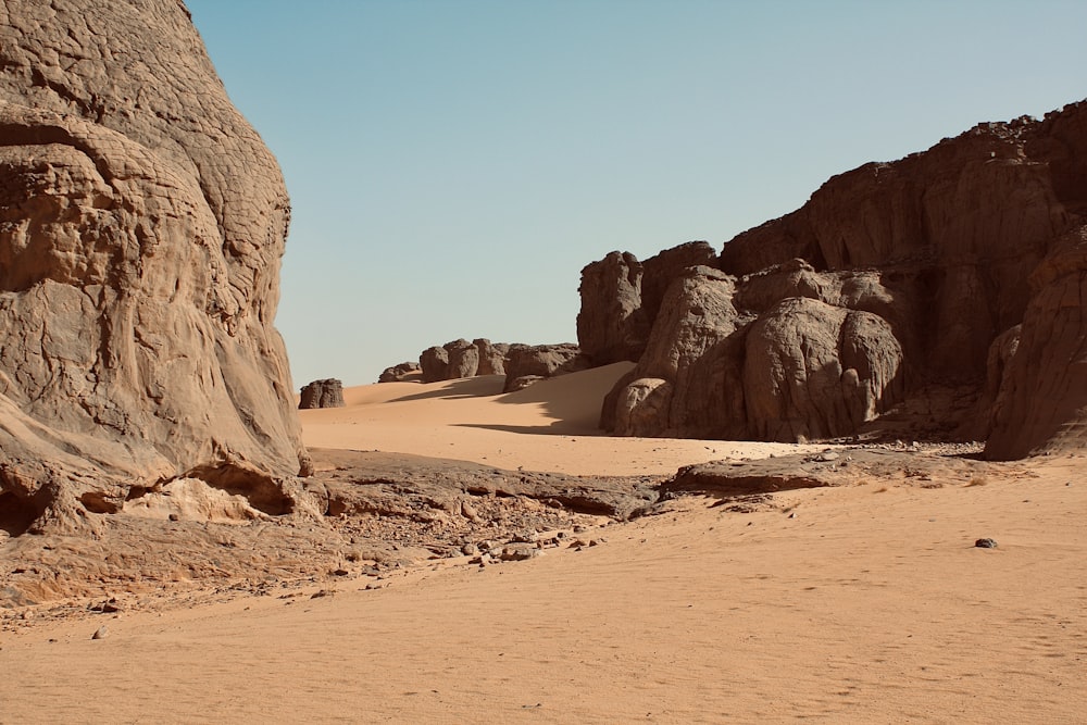 une plage de sable avec de gros rochers