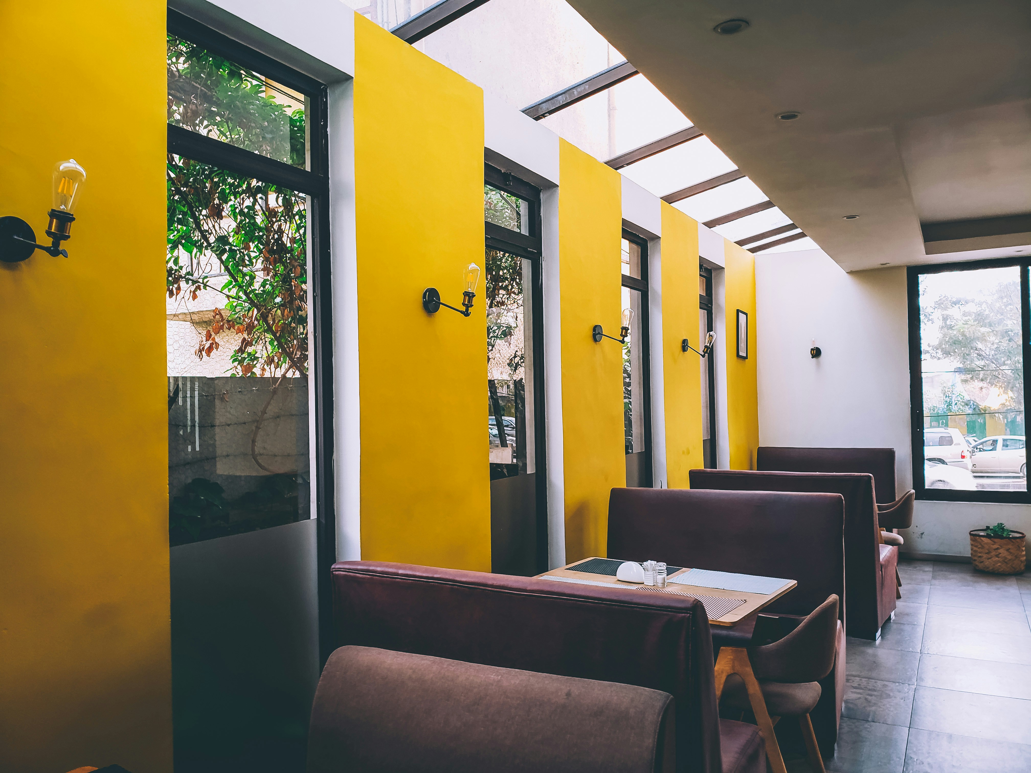 una habitación con mesa y sillas