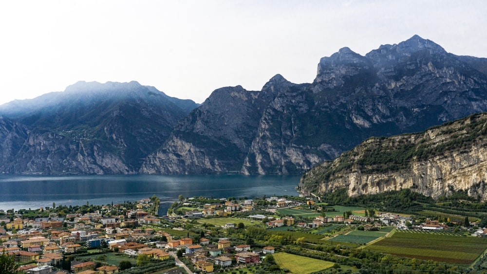 Una città in riva a un lago e montagne