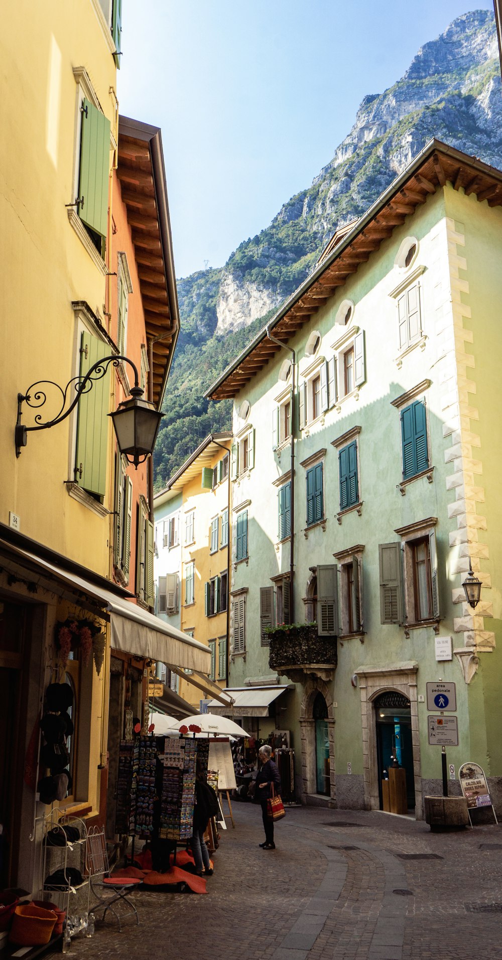 una strada con edifici su entrambi i lati