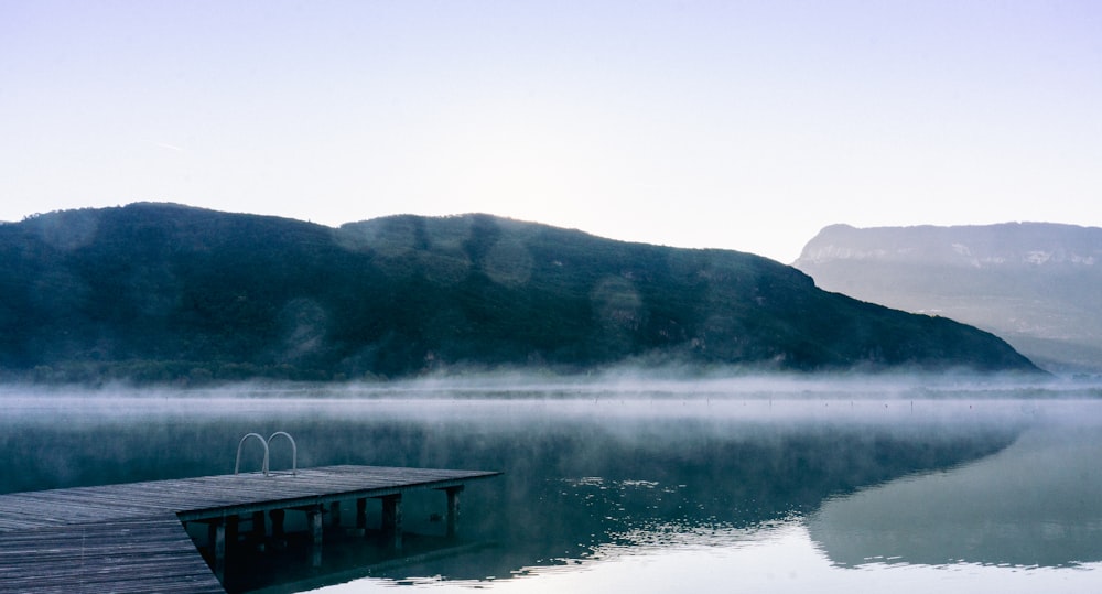 Un muelle en un lago