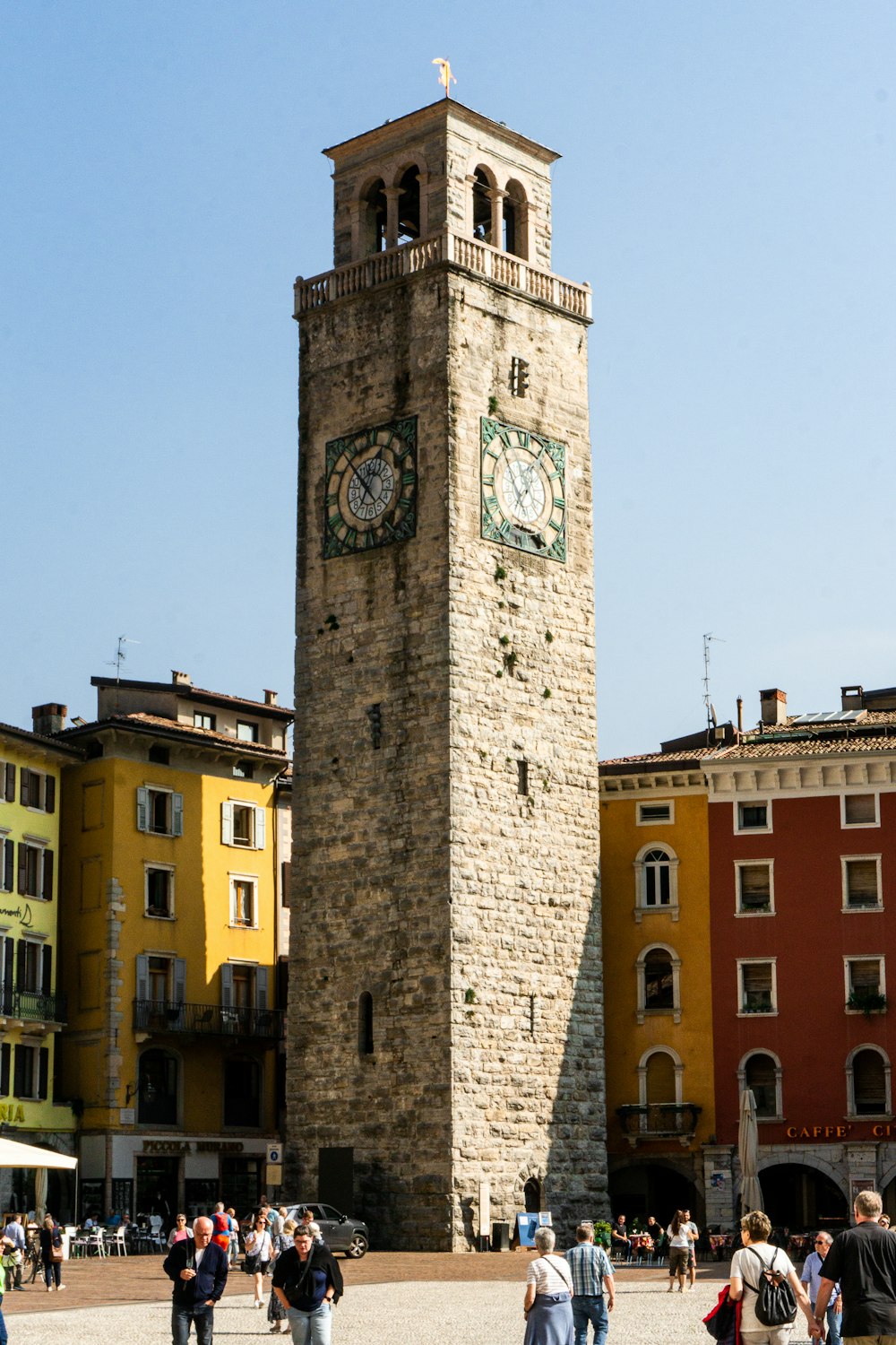 uma torre do relógio em uma cidade