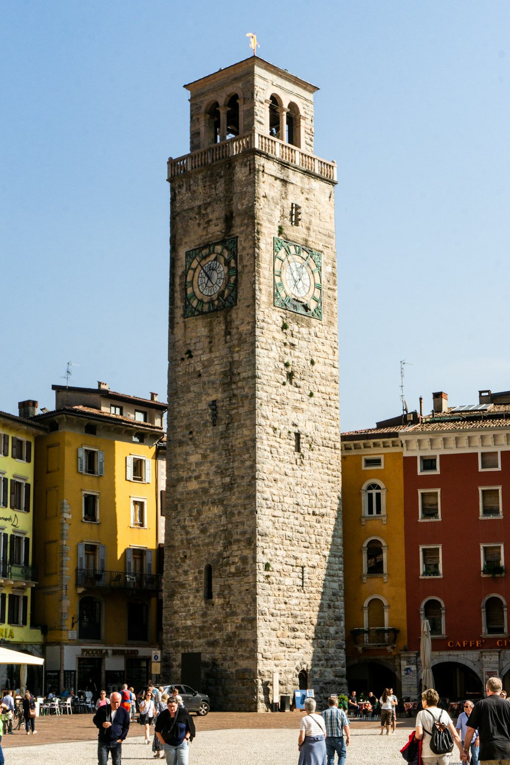 都会の時計塔