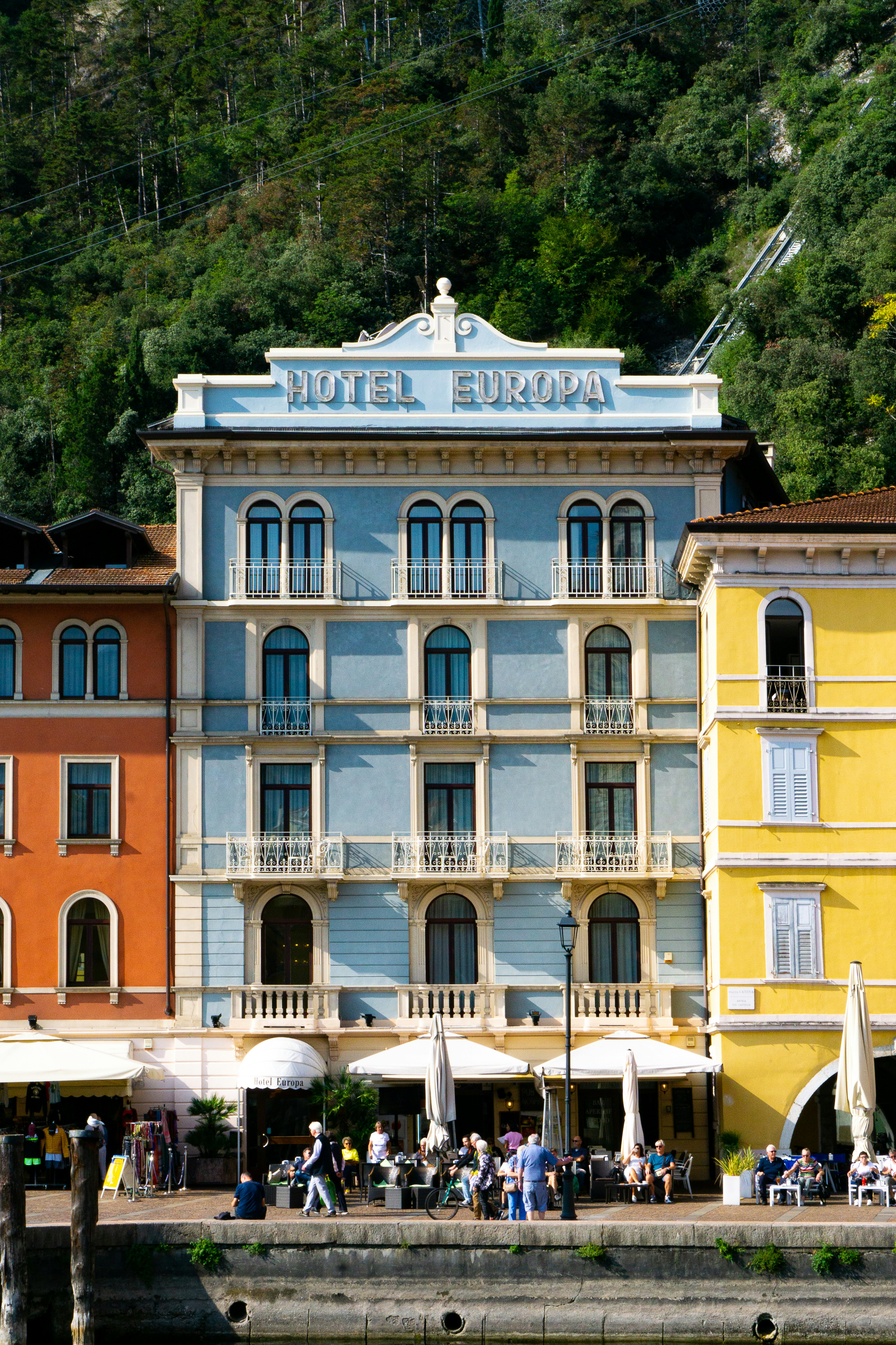Un edificio con una collina sullo sfondo