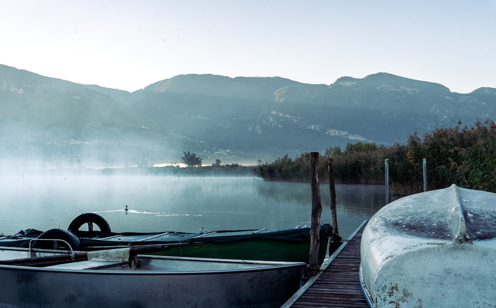 Una barca su un lago