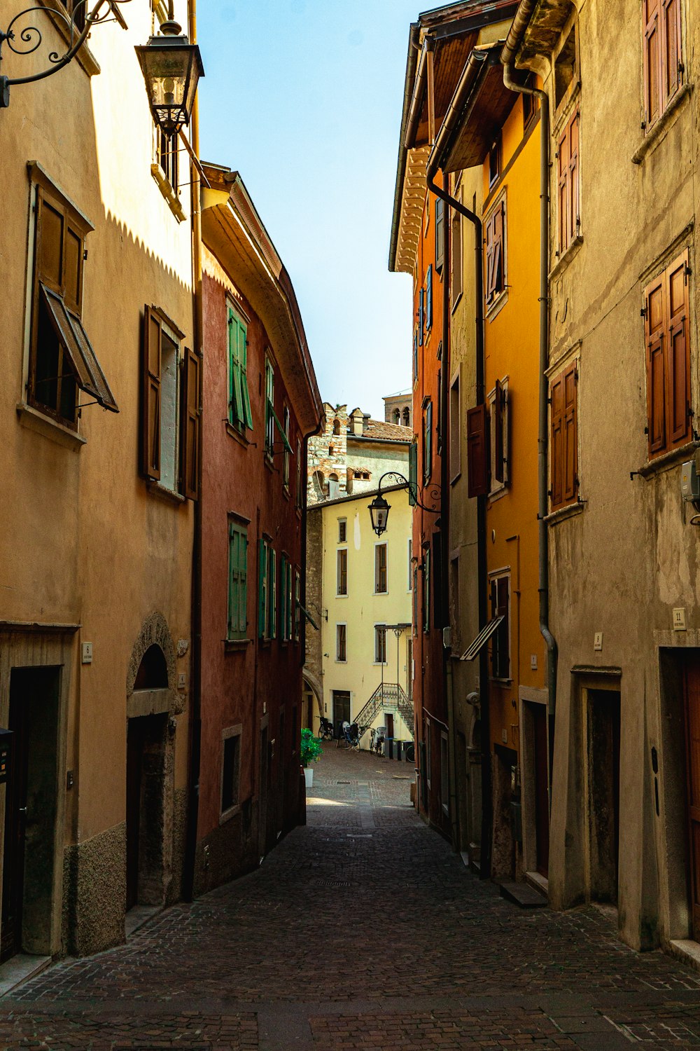 Una strada stretta con edifici su entrambi i lati