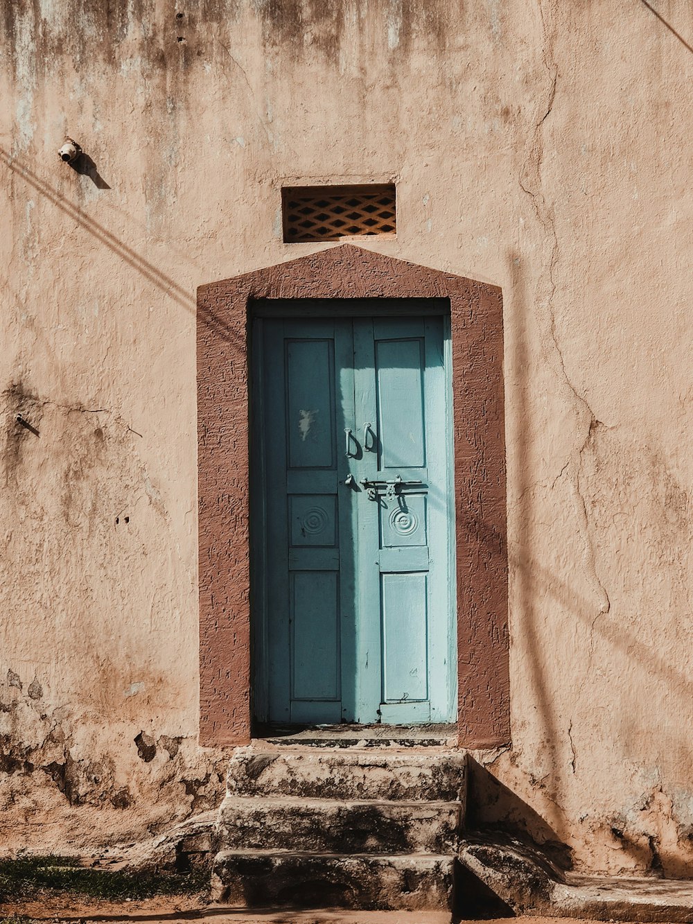 Eine blaue Tür an einem Steingebäude