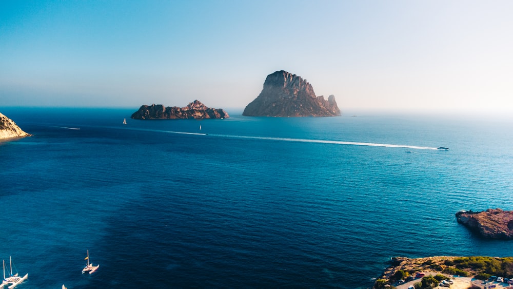 un cuerpo de agua con islas en él