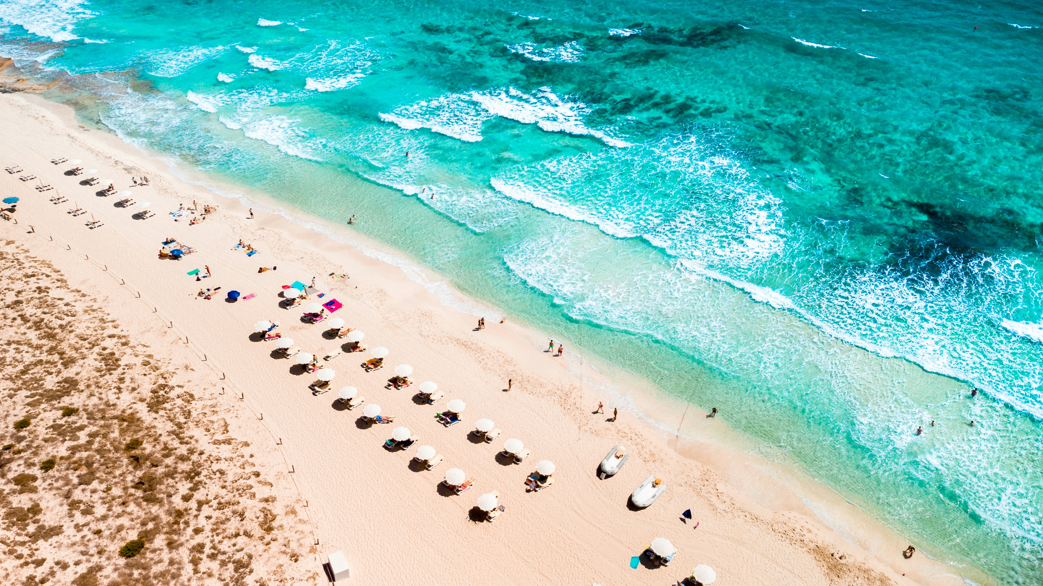 una spiaggia con molte persone