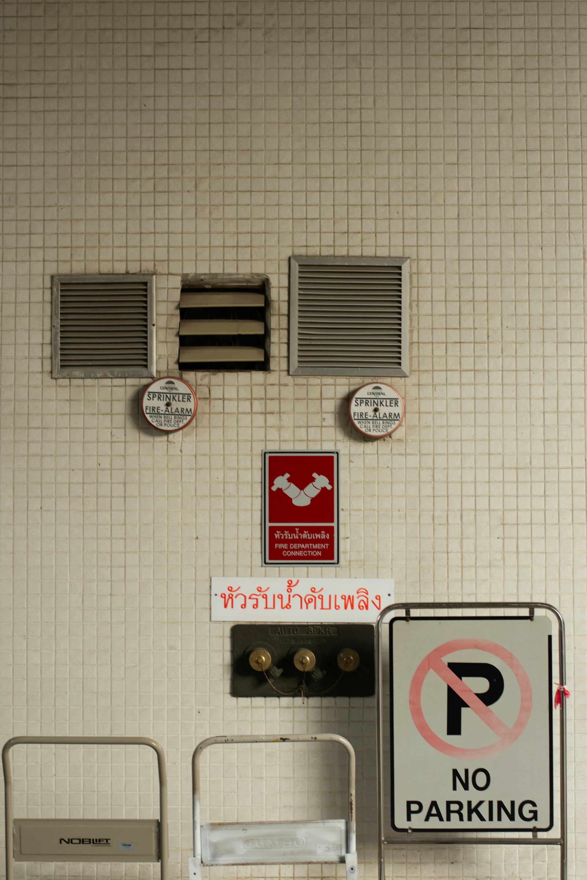 gray computer monitor