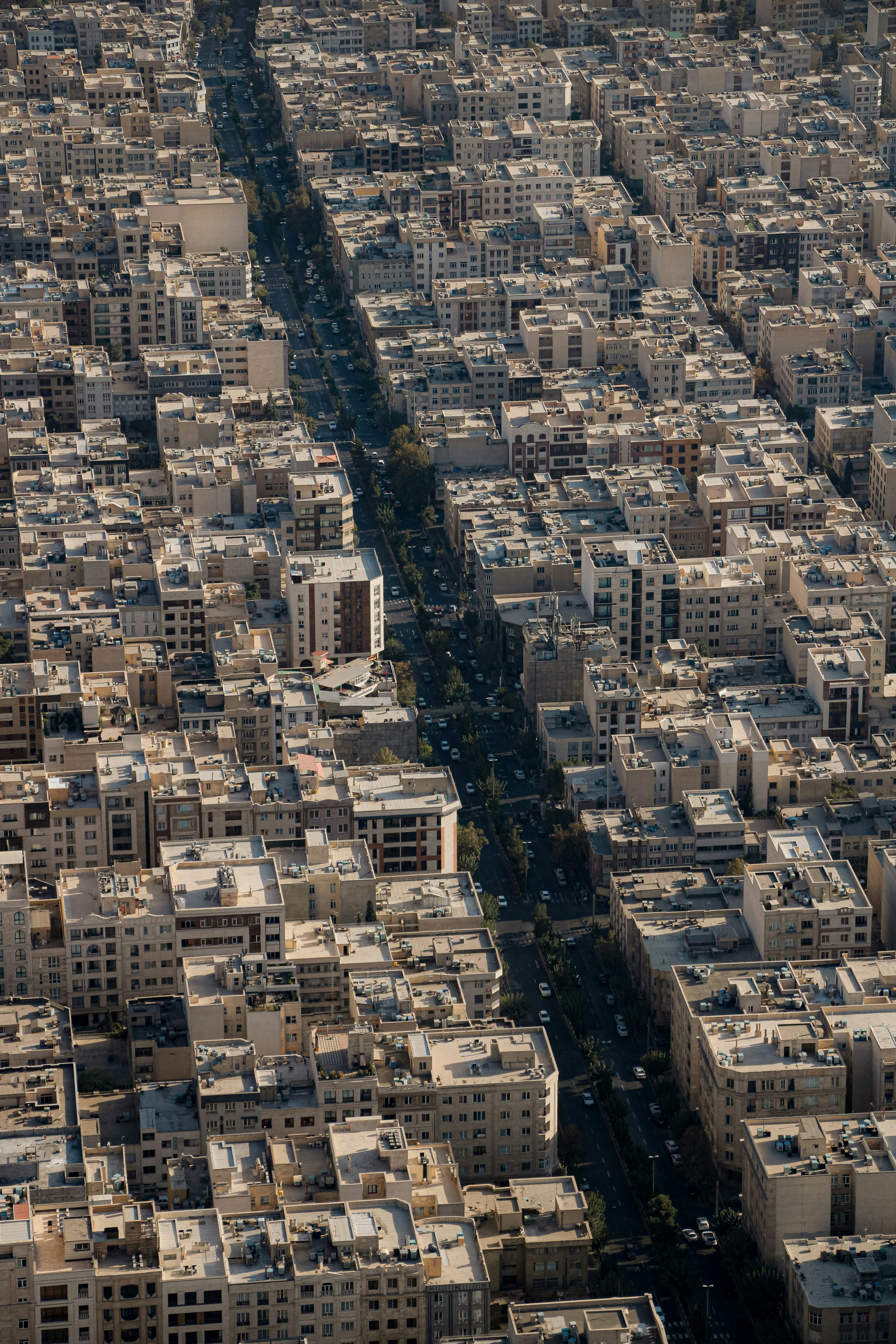 Una città con molti edifici