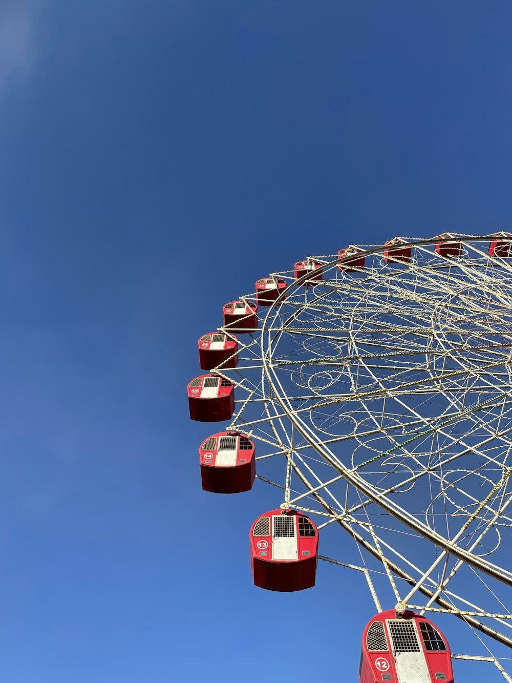 a ferris wheel with red seats