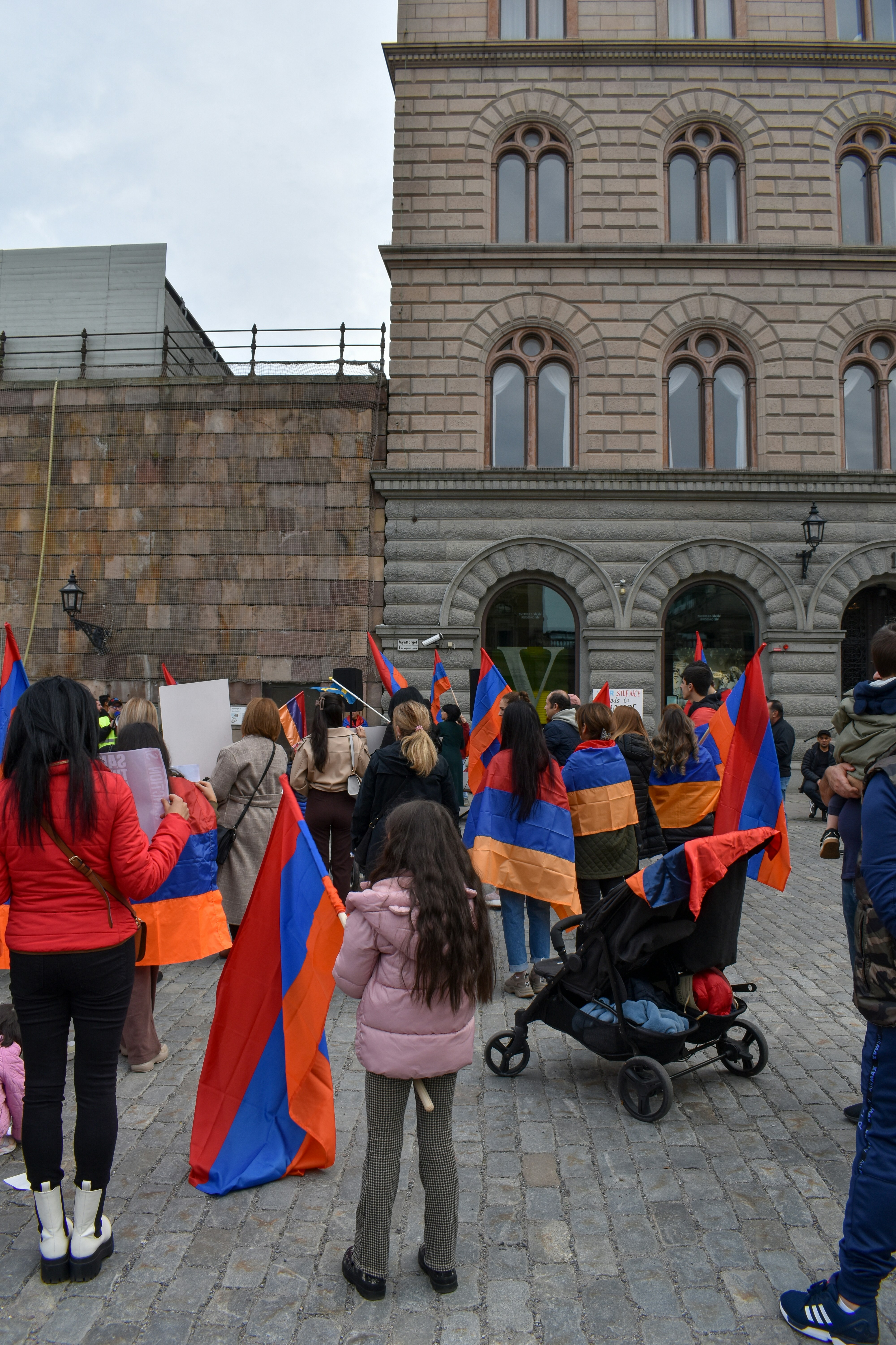 un gruppo di persone che reggono bandiere