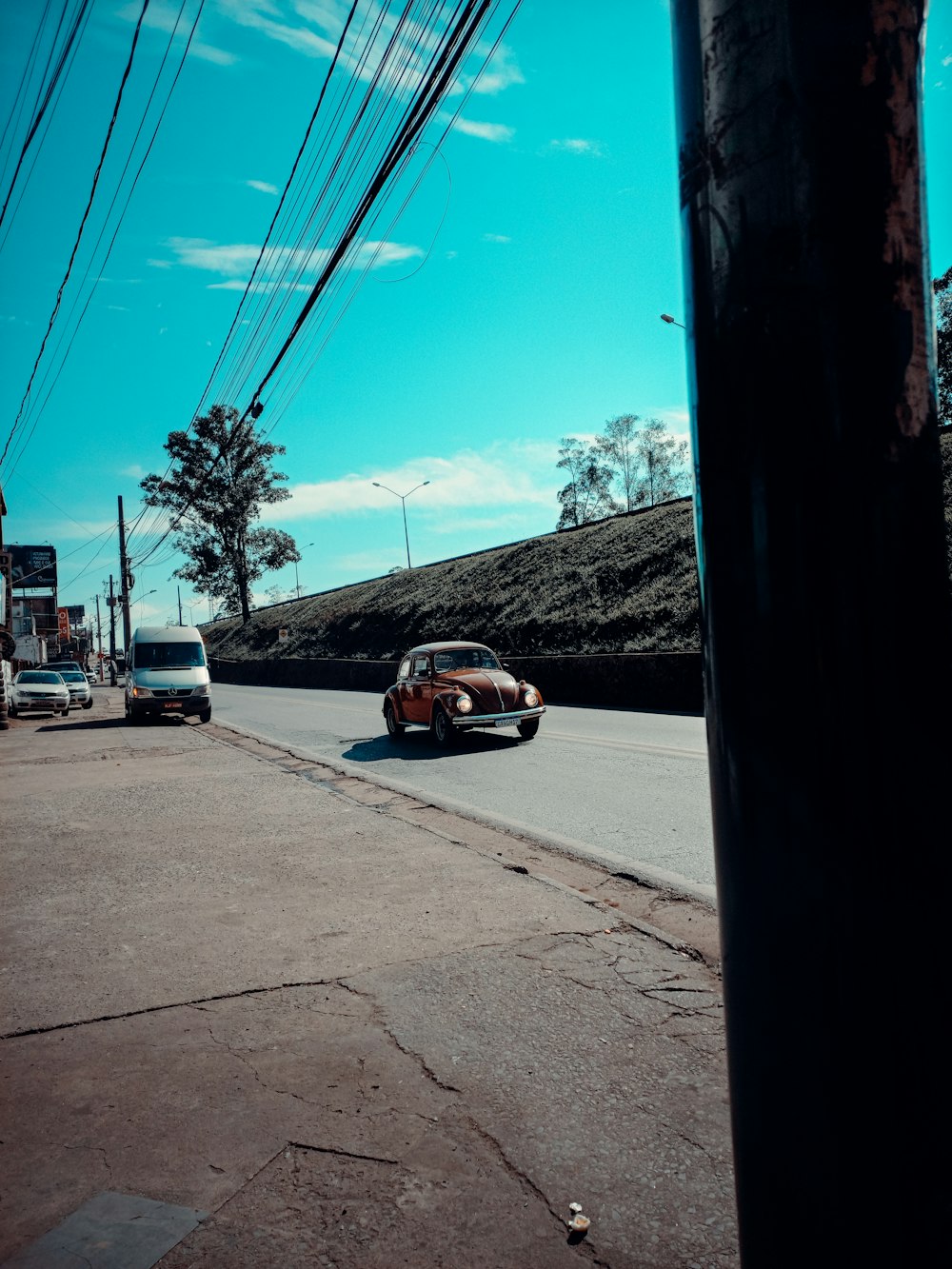 Un coche en la carretera