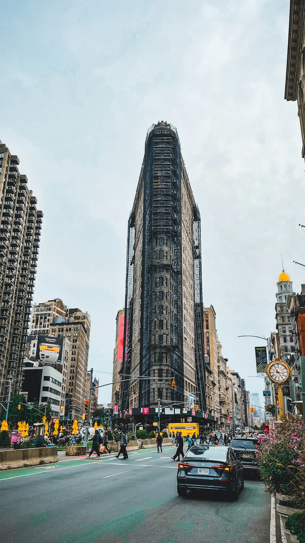 Flatiron Building street with tall buildings