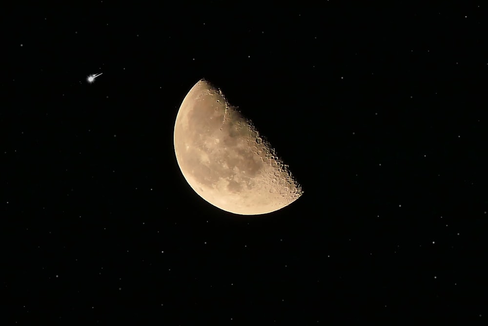 Una luna en el cielo