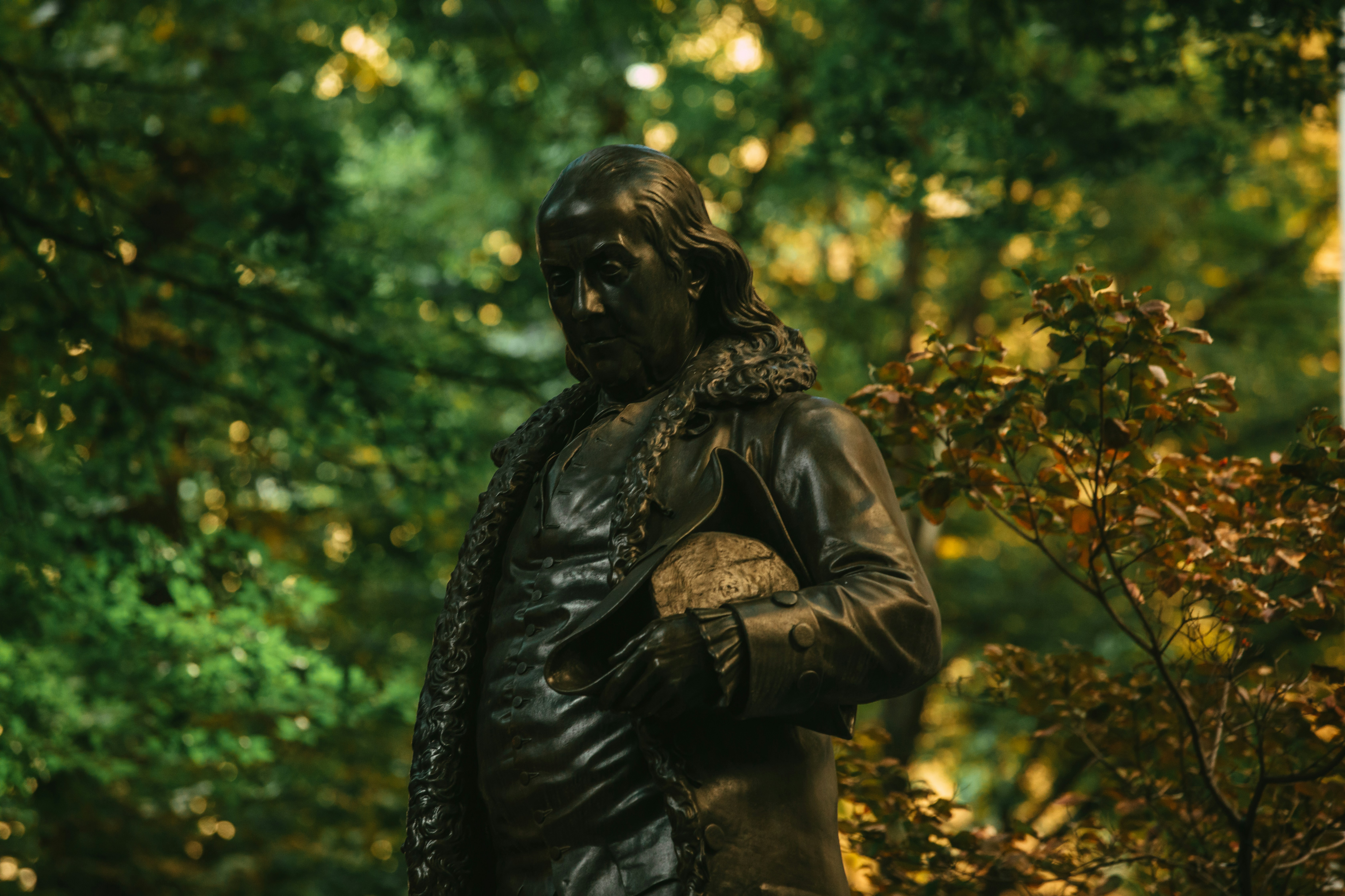 una estatua de una persona