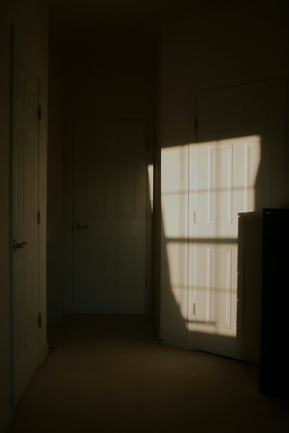 Una stanza buia con porte bianche