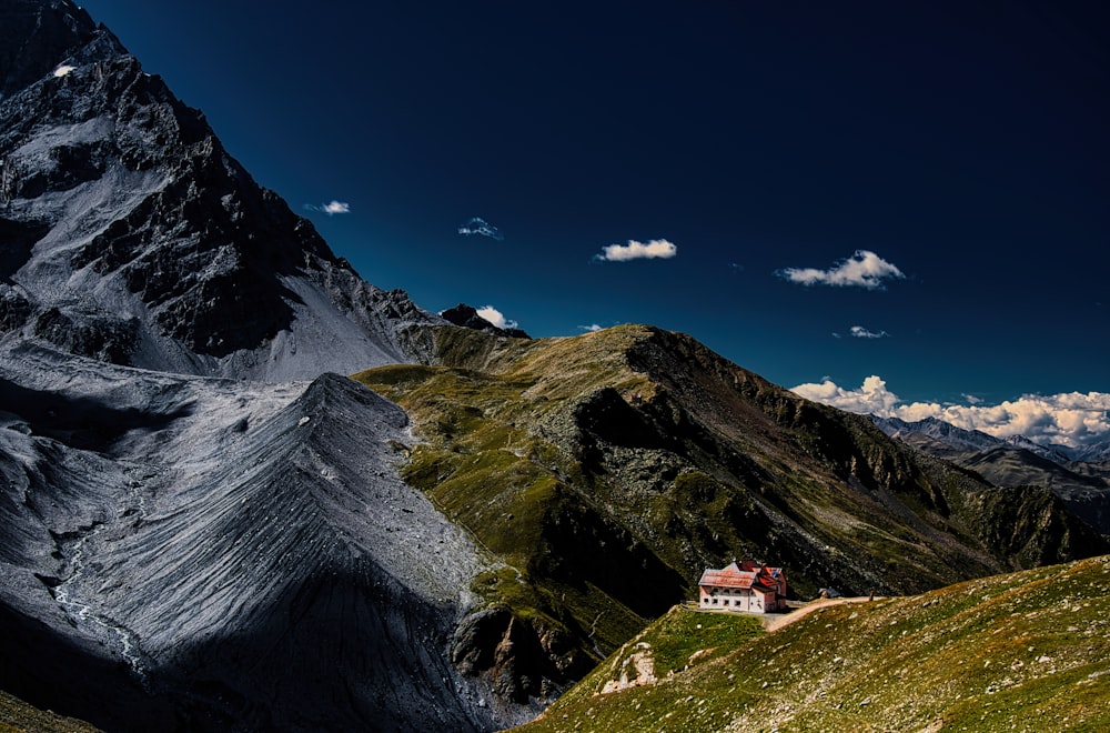 Una casa en una montaña