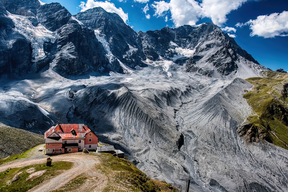 Una casa en una montaña