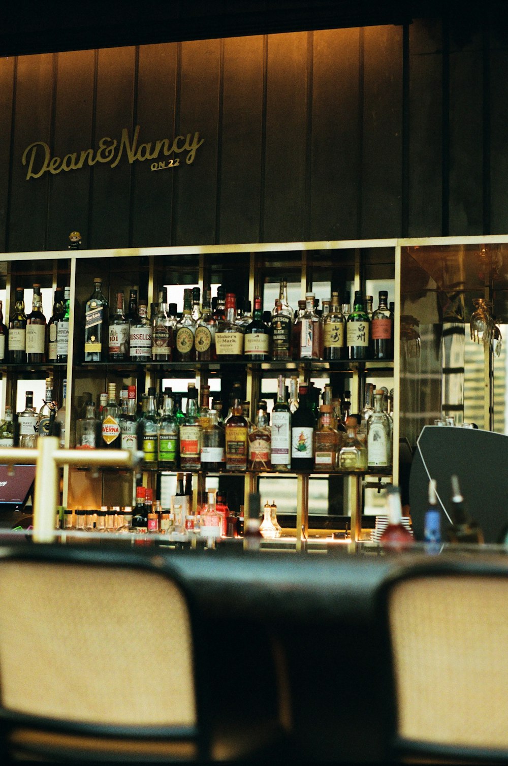 Un bar con muchas botellas de alcohol
