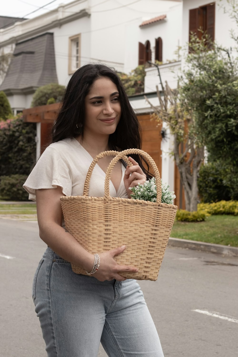 Una mujer sosteniendo una canasta