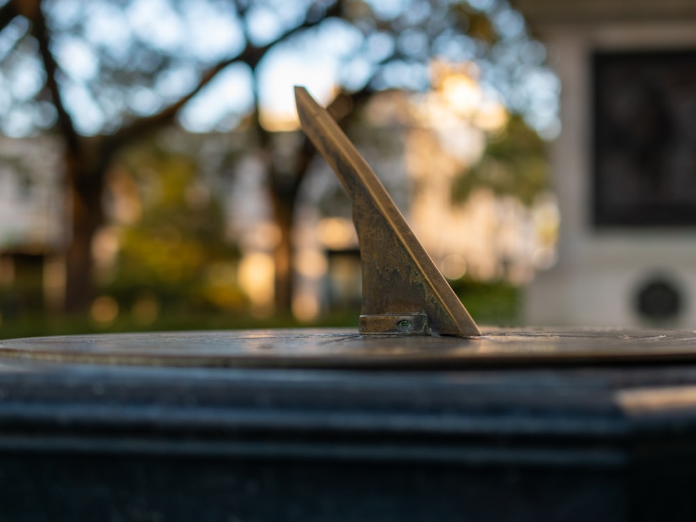 a close up of a key