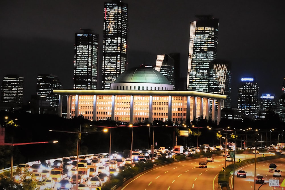 Un gran edificio con una cúpula en la parte superior en una ciudad de noche