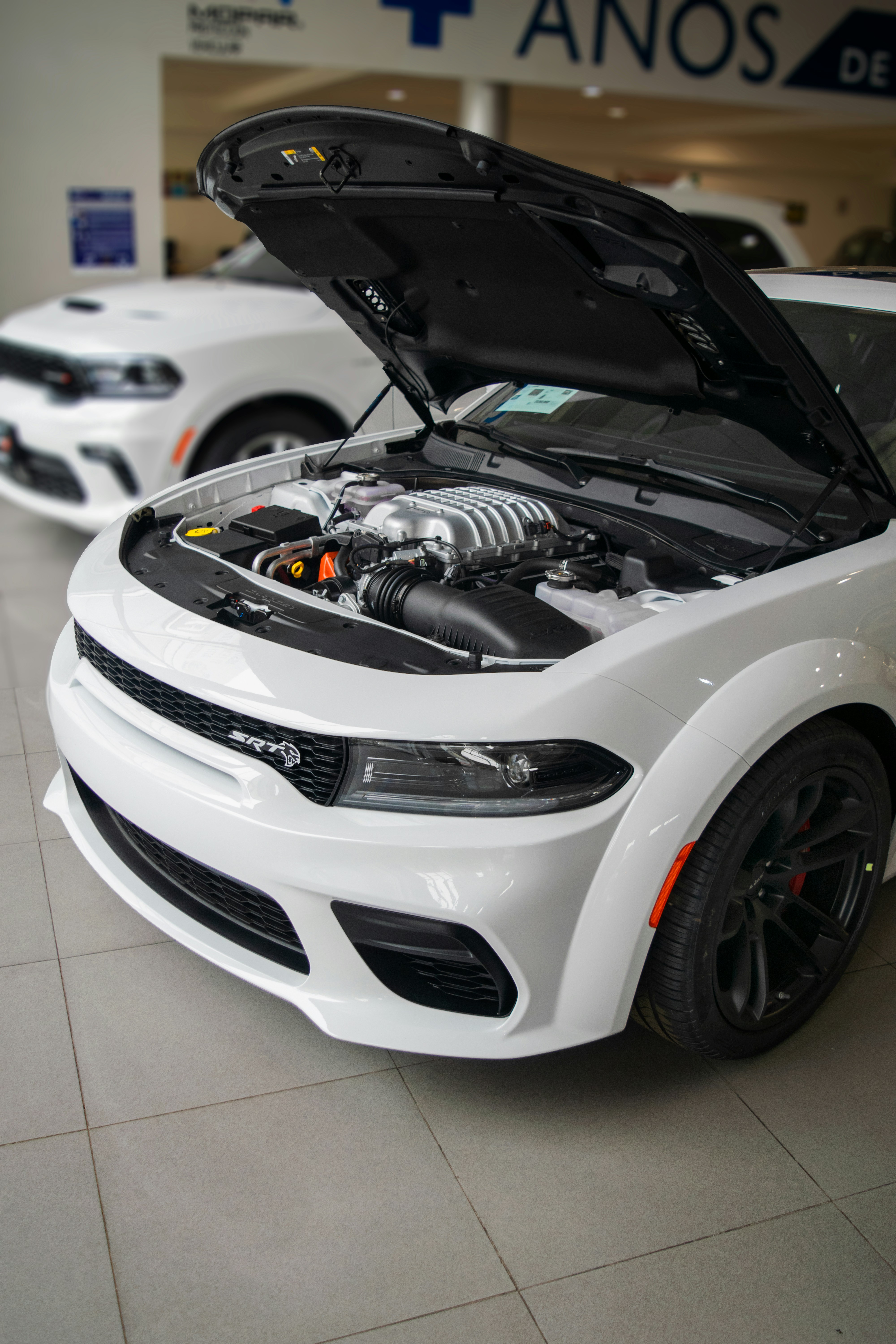 Ein weißer Sportwagen mit offener Motorhaube