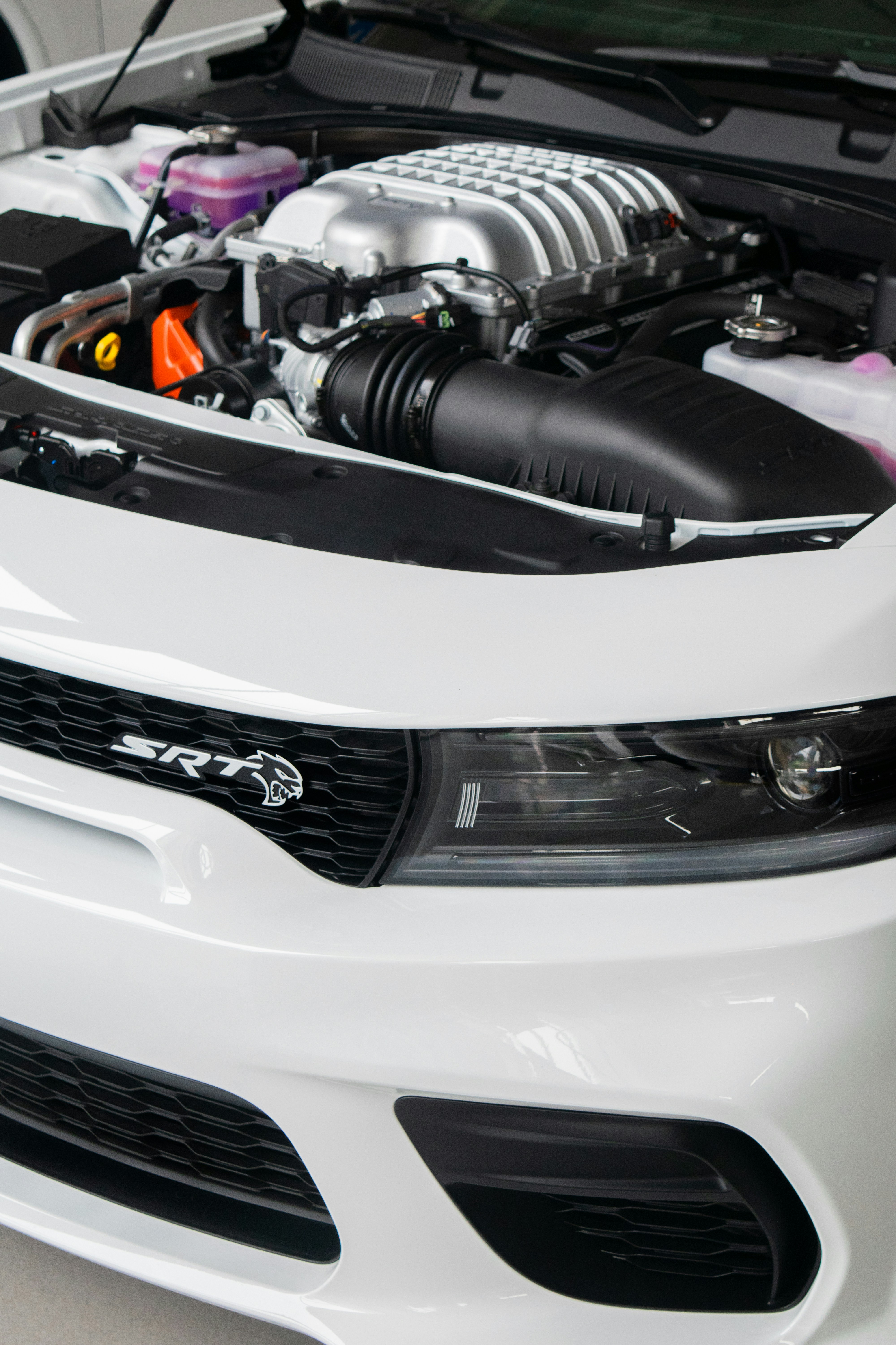 Die Front eines weißen Autos