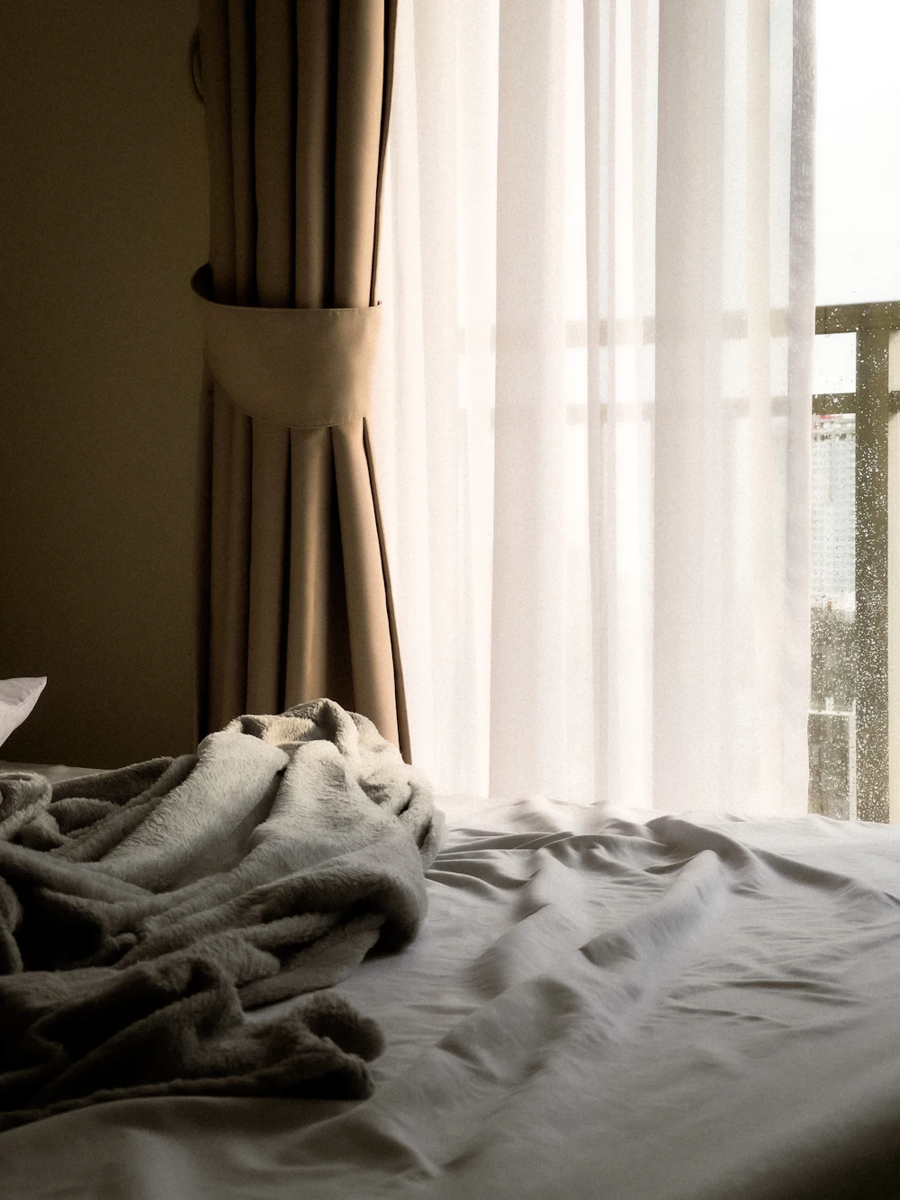 Rideaux occultants sur mesure dans une chambre