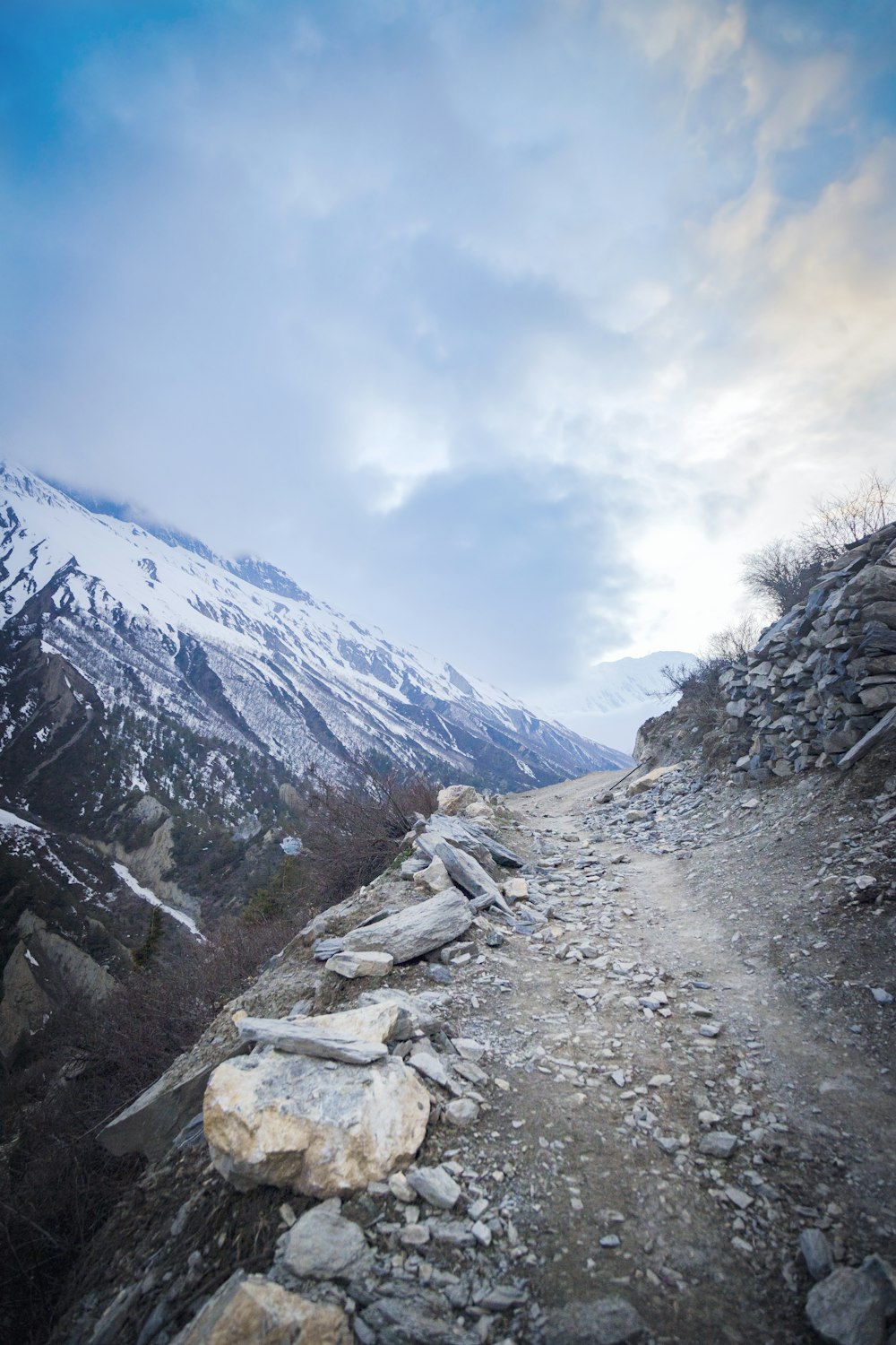 Un lato roccioso della montagna