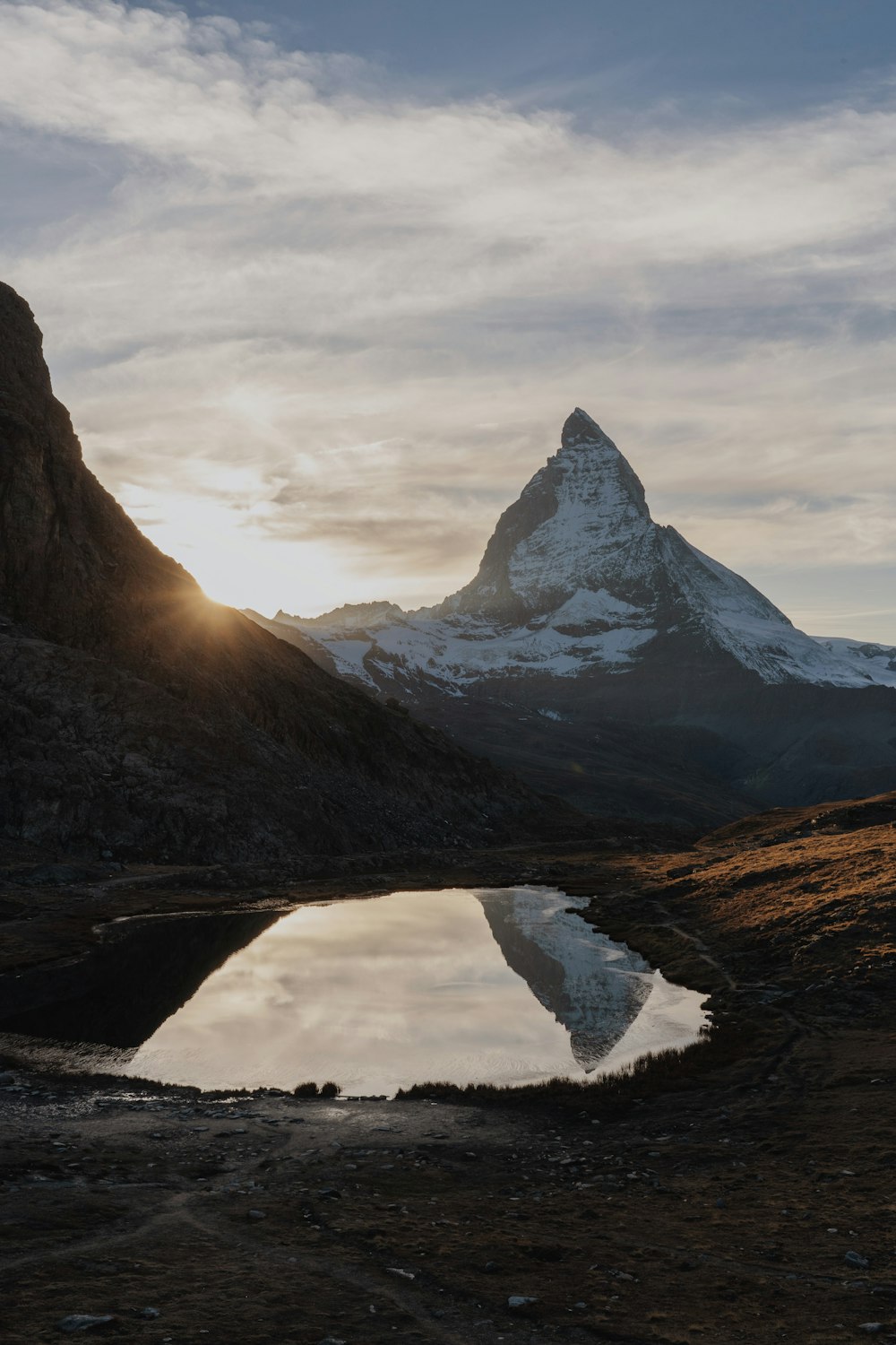 une montagne avec un plan d’eau devant elle