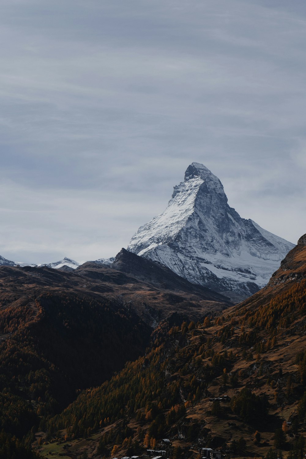 Une montagne enneigée avec une vallée en contrebas