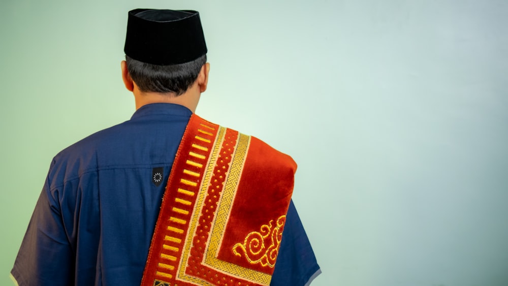 Un hombre con sombrero