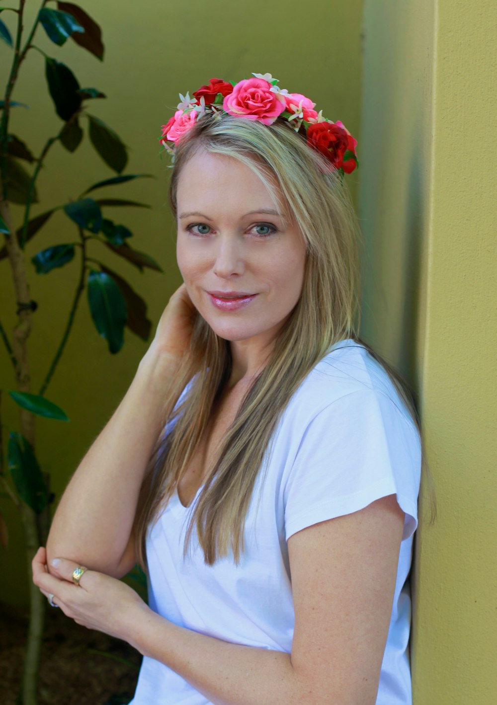 Eine Frau mit Blumen im Haar